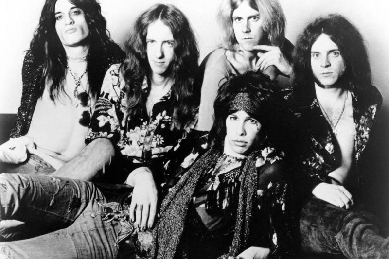 Photo of AEROSMITH and Joe PERRY and Tom HAMILTON and Steven TYLER and Brad WHITFORD and Joey KRAMER