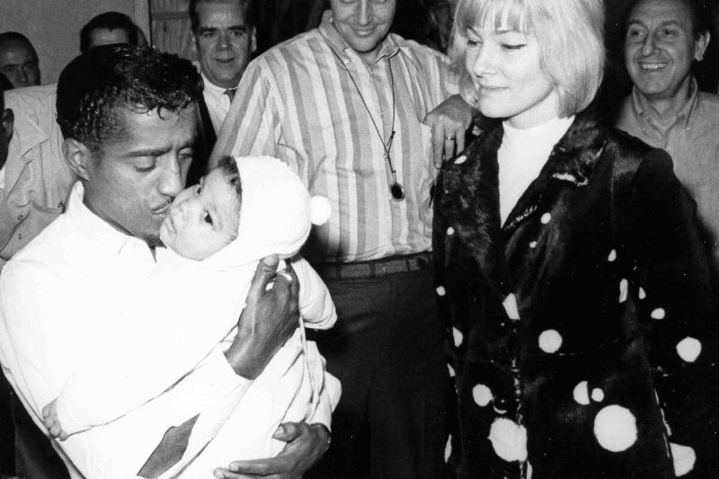 Sammy Davis Jr With His Wife May Britt And Their Son During A Break Of The Film Shooting