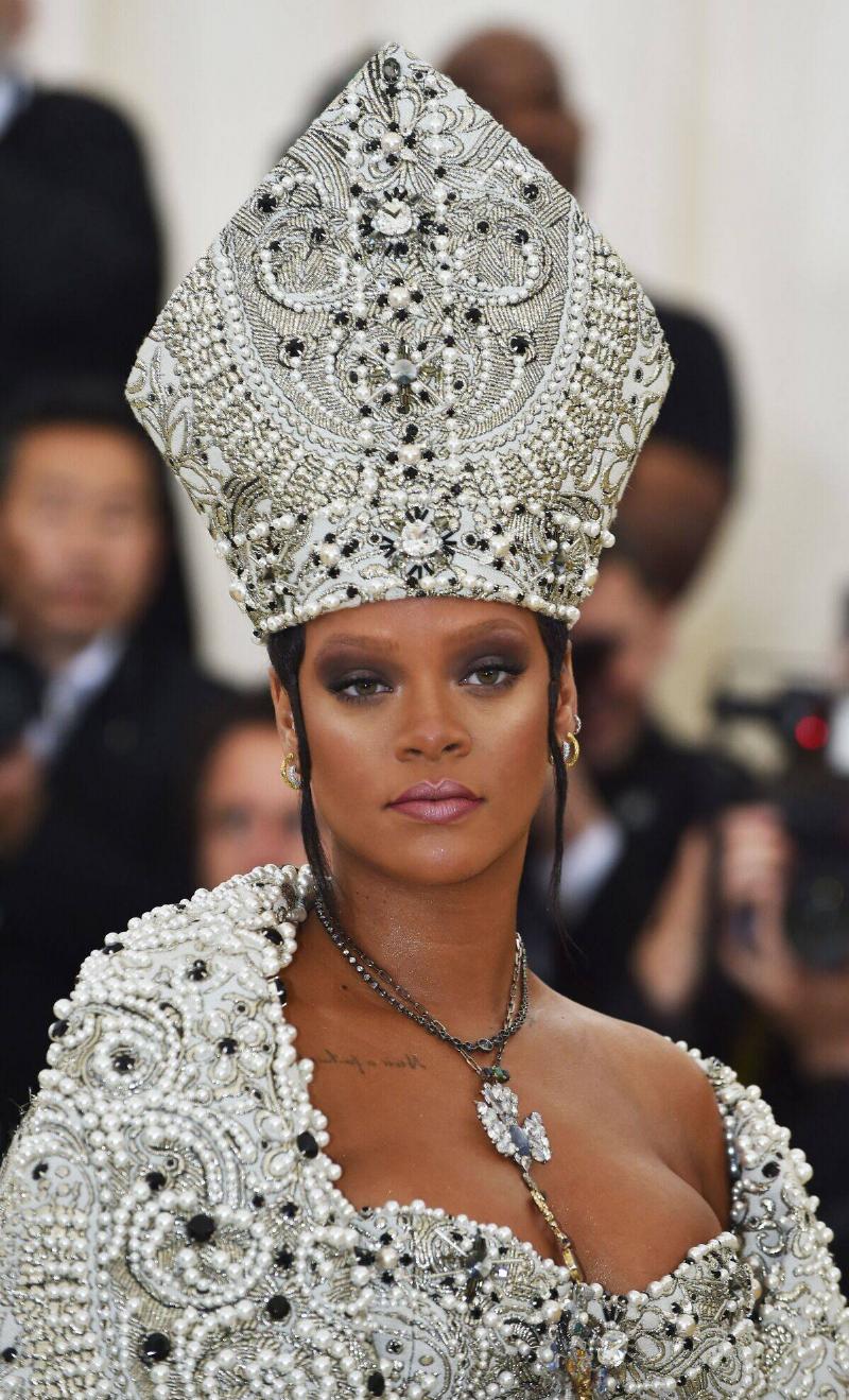 TOPSHOT-US-ENTERTAINMENT-FASHION-METGALA