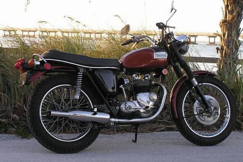 640px-1971_Triumph_Daytona