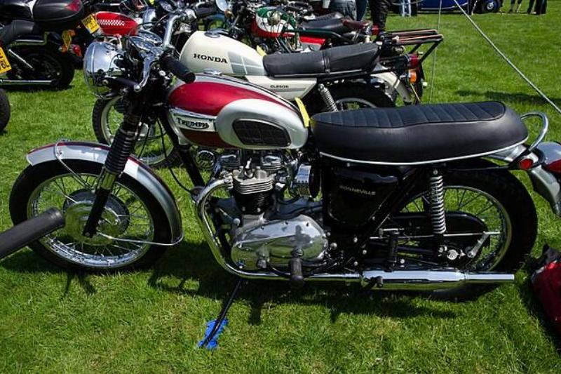 640px-Triumph_Bonneville_T120_(1970)_ 8962027645
