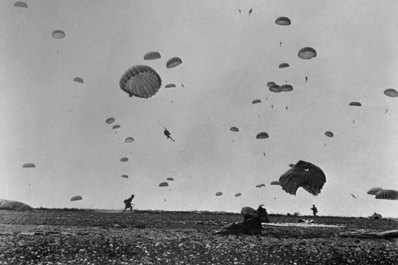 FRANCE-DDAY-WWII-TROOPS-LIBERATION-AIRDROPPING