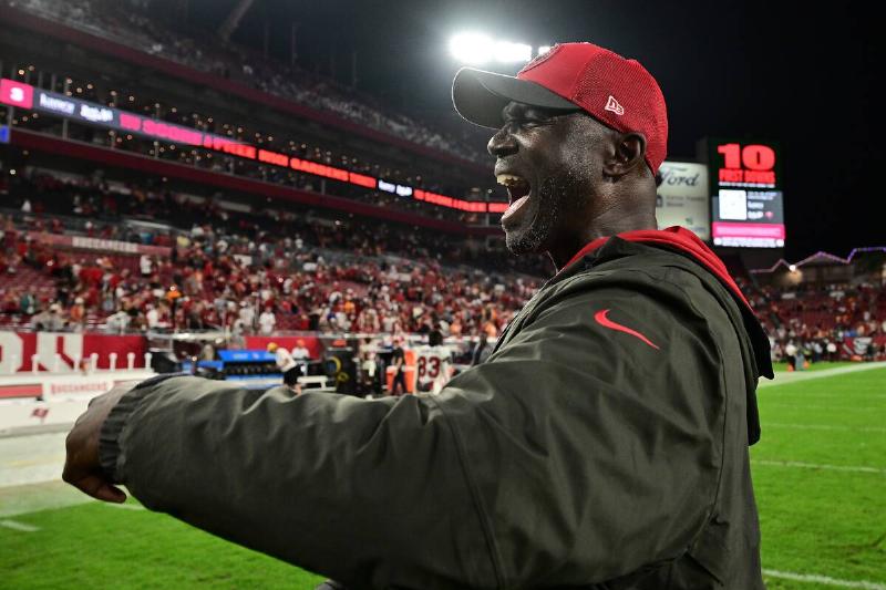 Todd Bowles turned to the side