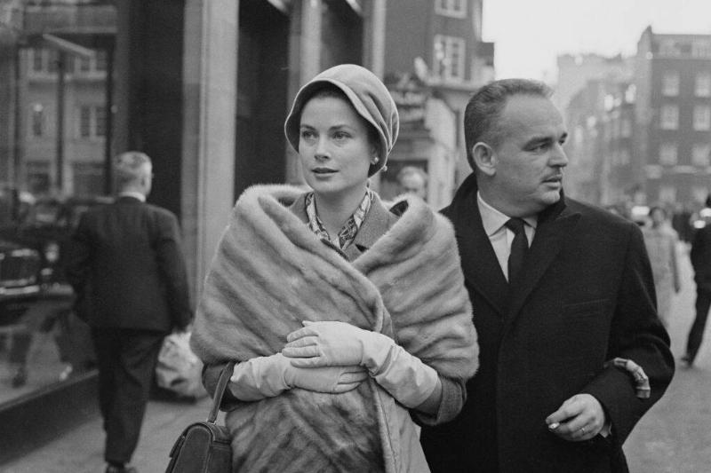 Grace Kelly and Prince Rainier walking down a city street