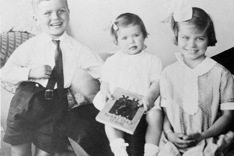 Jack, Peggie and Grace Kelly sitting together on a couch