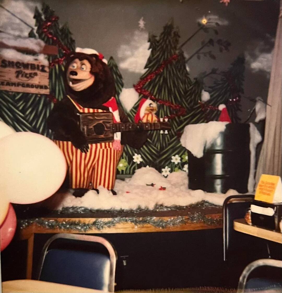 Animatronic bear standing in a snowy scene in a Showbiz Pizza Fiesta 