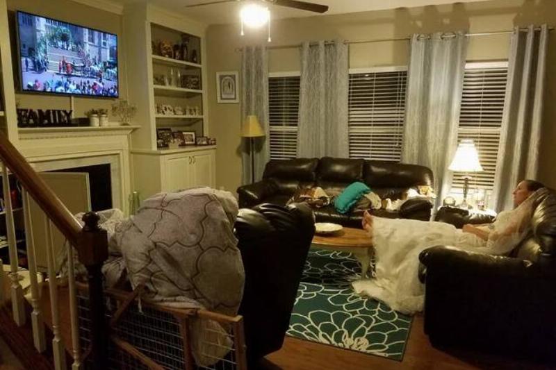 i-come-into-the-living-room-to-see-my-wife-in-her-wedding-v0-6cjljtcmg4z01