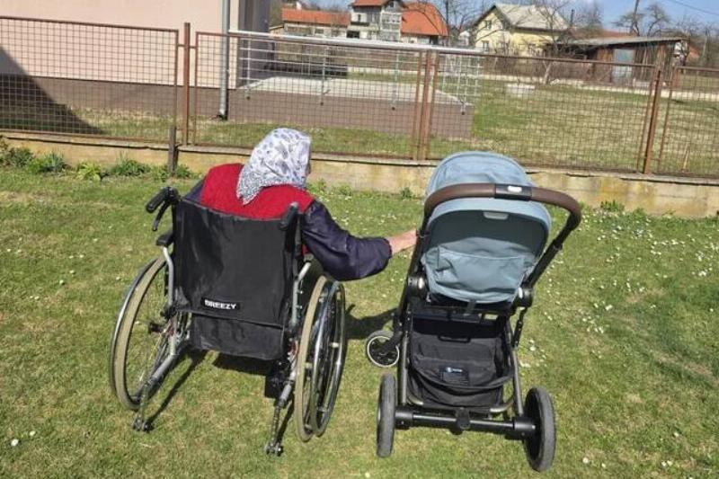 the-cycle-of-life-in-one-quiet-moment-v0-psgnq0ao7hog1