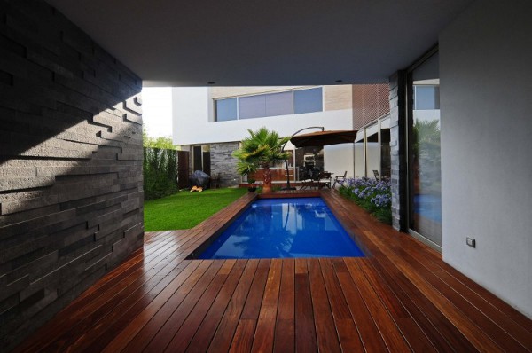 EV House by Ze Arquitectura 7