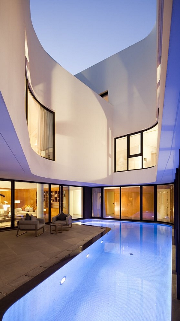 Mop House – pool and glass walls
