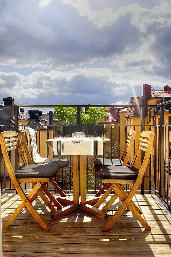 One Bedroom Apartment Stockholm 9 – terrace with small table and chairs