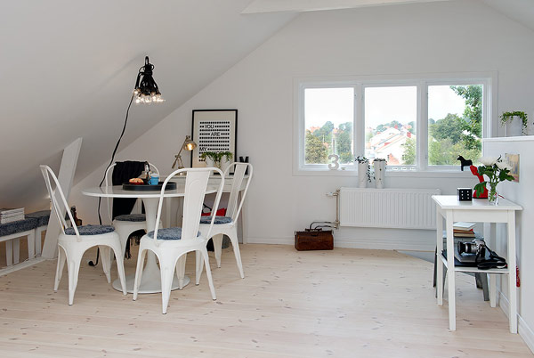 Small Attic apartment – round dining table with white chairs