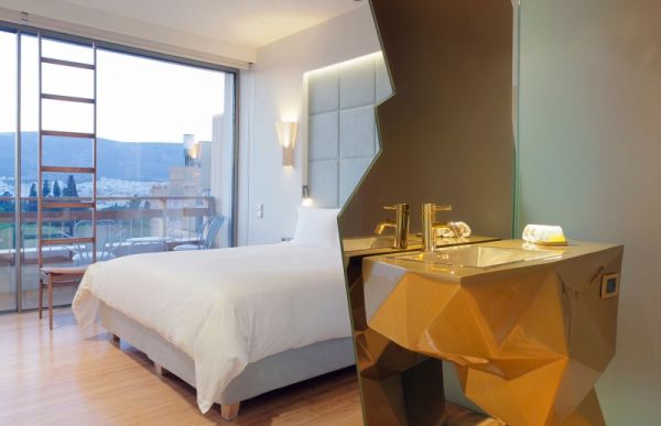 Floor to ceiling glass windows give unabated views