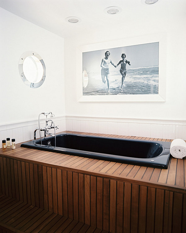 Nautical bathroom with modern style