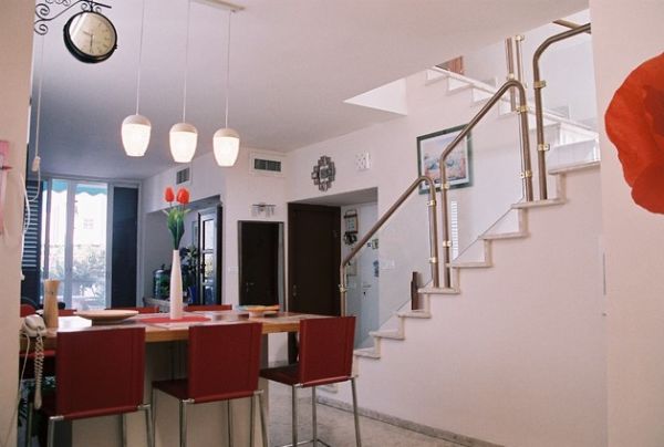 Hanging clock looks both contemporary and classic at the same time