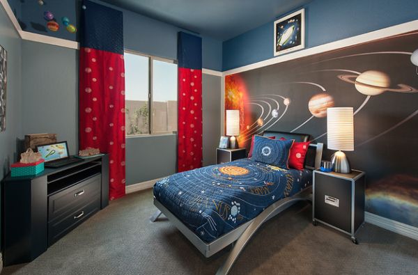 Solar system kids bedding and the wallpaper bring in cosmos into kids’ bedroom