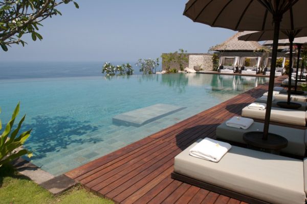 Relax next to the inifinity pool