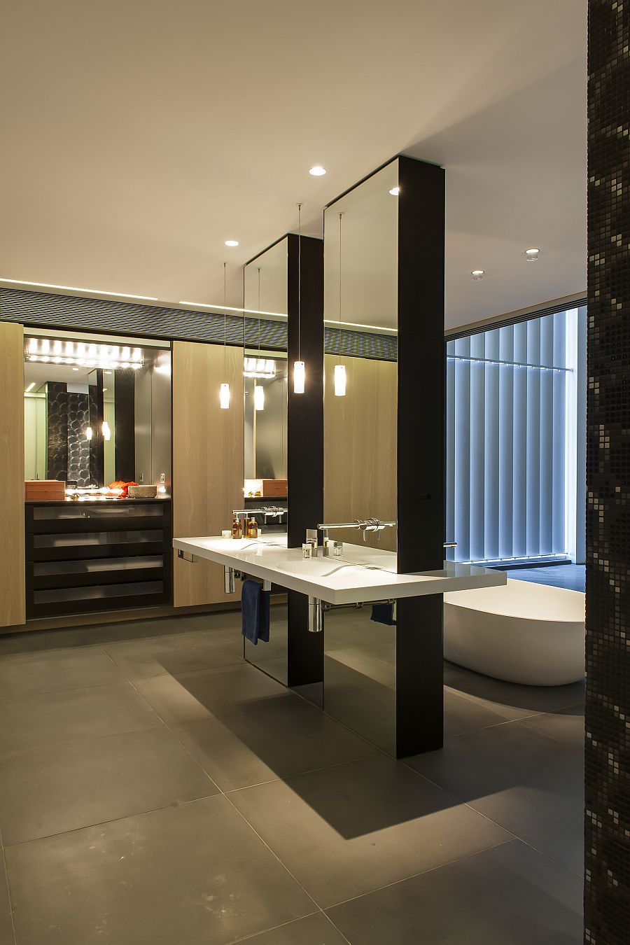 Hollywood styled make up lights and mirrors in the cabinets