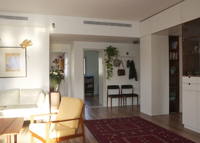 A look at the entrance and living area