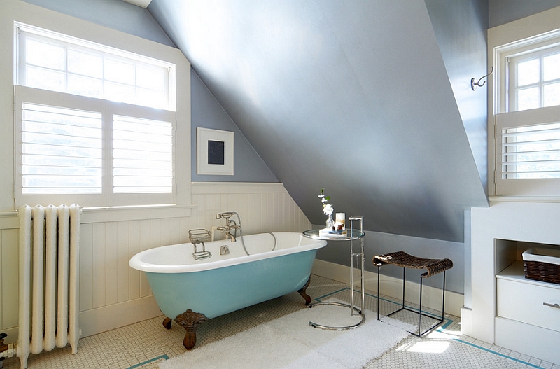 Eileen Gray Side Table next to the bathtub in blue