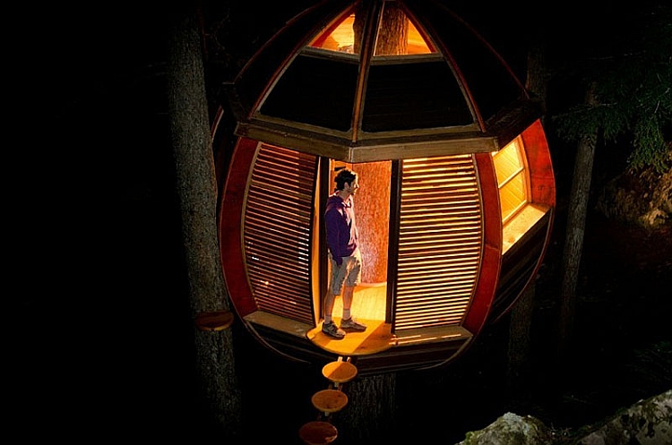 Treehouse cabin HemLoft at night
