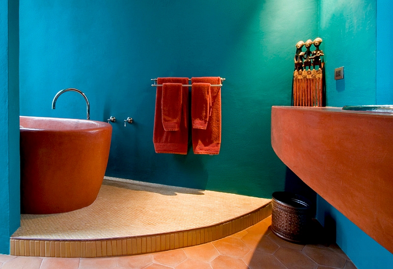 Finish of the bathtub adds to the Mediterranean style of the bathroom