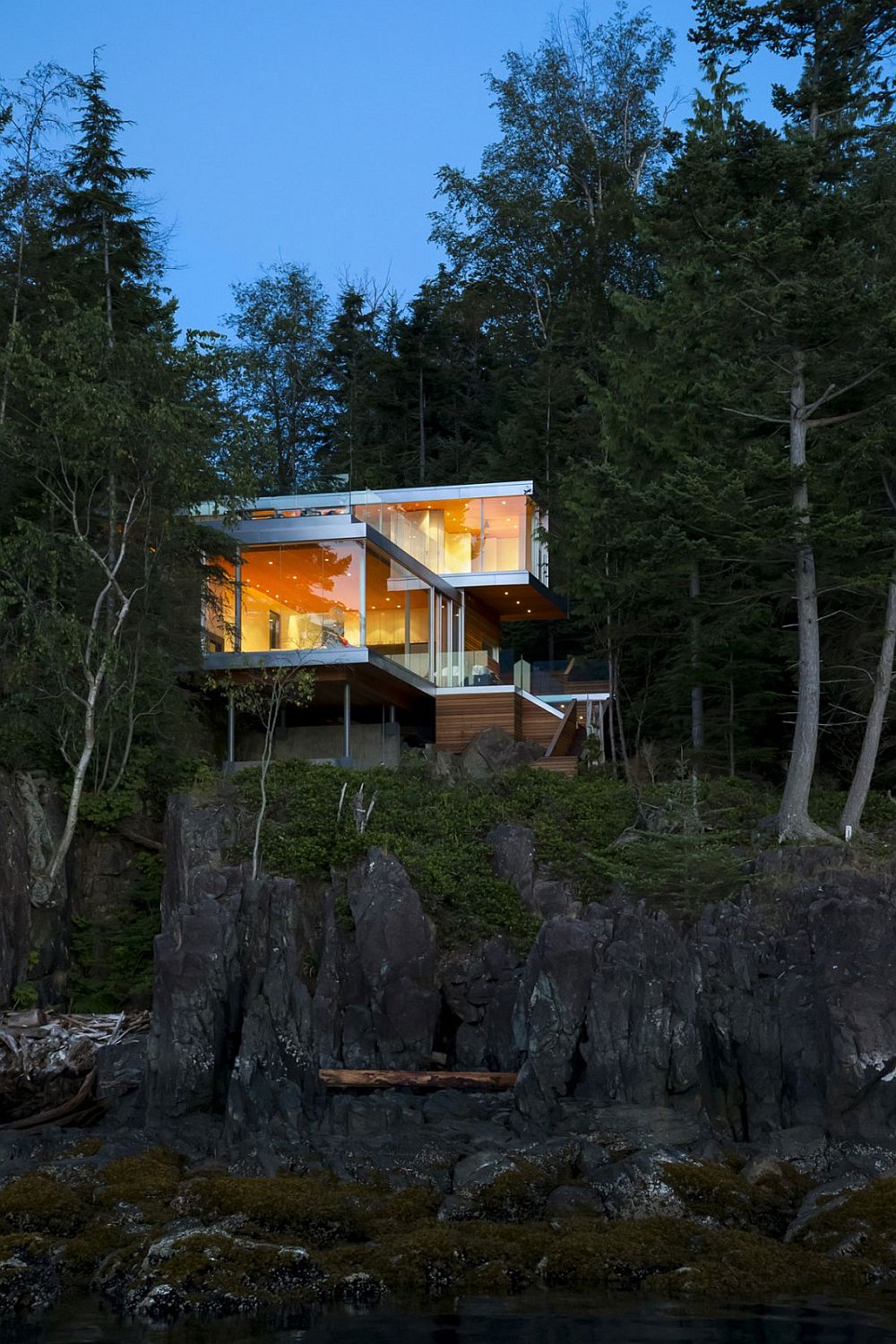 Exceptional Gambier Island House on a cliff