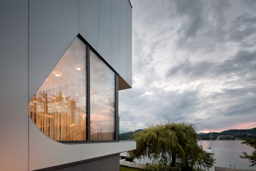 Sleek extreior of the Lakeside House
