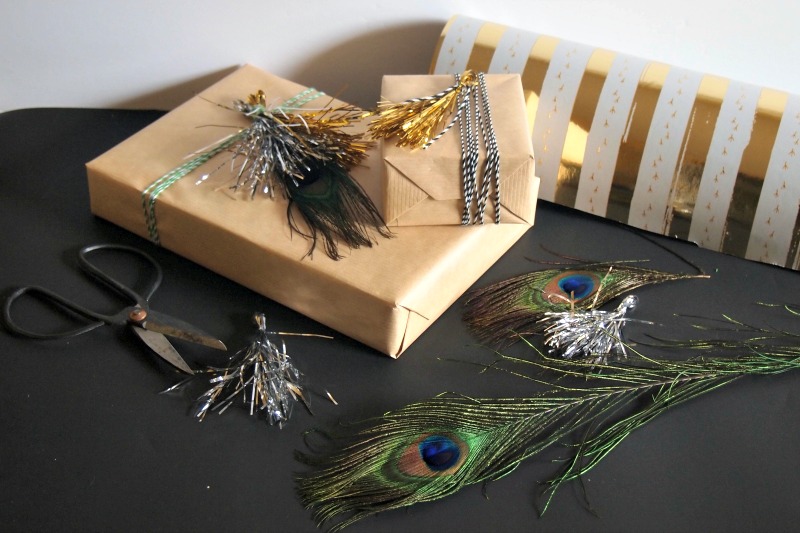 giftwrap-using-tinsel-tassels