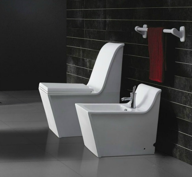 A Cusio II bidet and matching toilet