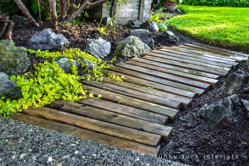 DIY pallet wood walkway