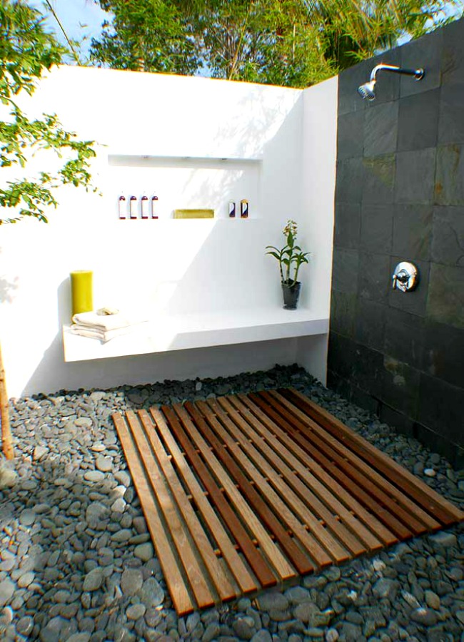 A white wall makes this outdoor area fresh