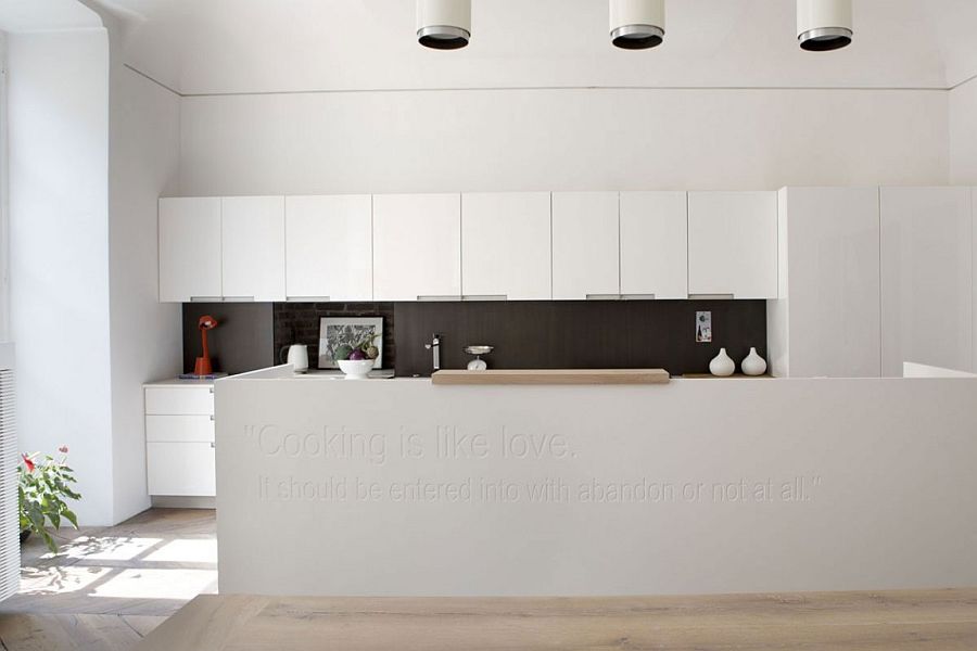 Stunning black and white kitchen makes a beuatiful statement – literally!