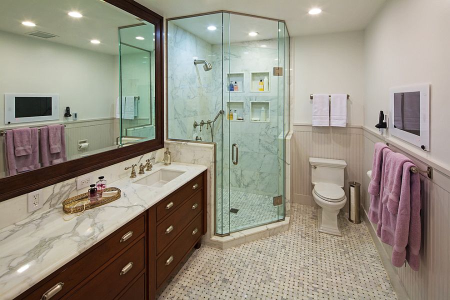 Corner shower saves up on space in the narrow bathroom
