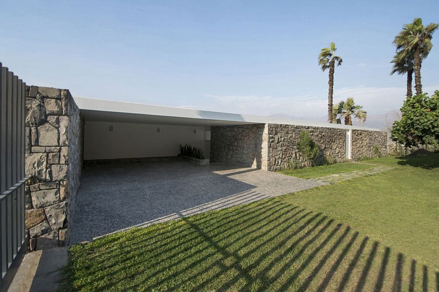 Entrance-of-the-beautiful-Ancón-Residence-offers-ample-privacy