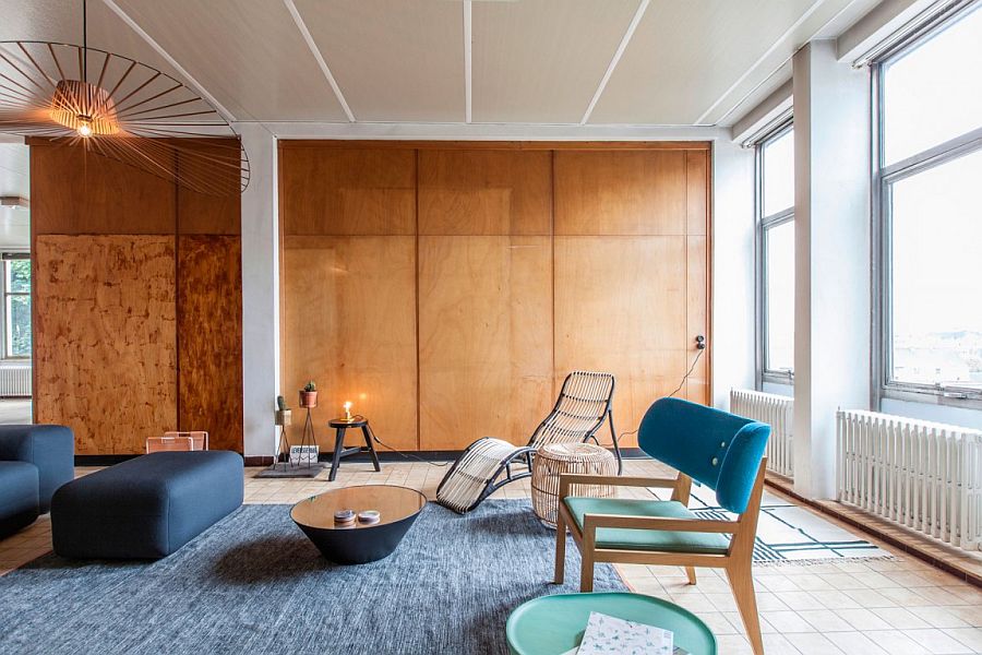 Stylish living room of the Ghent apartment with modern indsutrial look and vintage elements