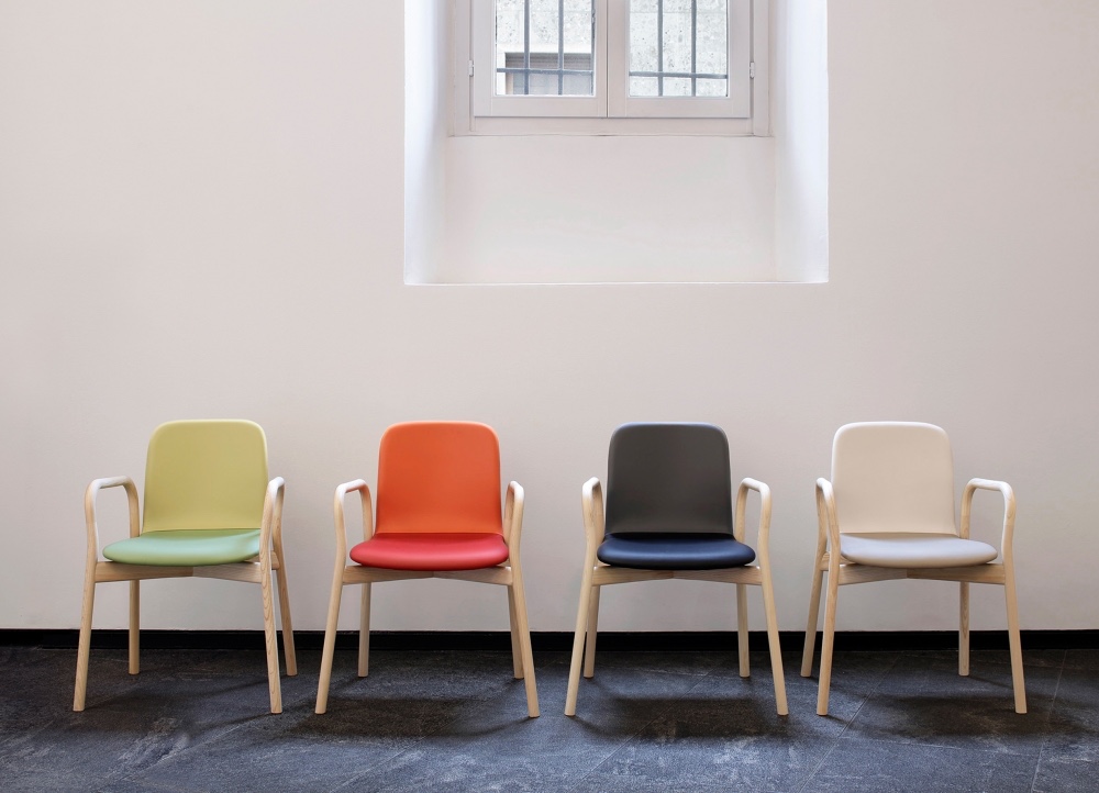 The Two Tone chair, designed by Ichiro Iwasaki, sets two different colours side by side on the chair's backrest and seat. Image © Iwasaki Design Studio.