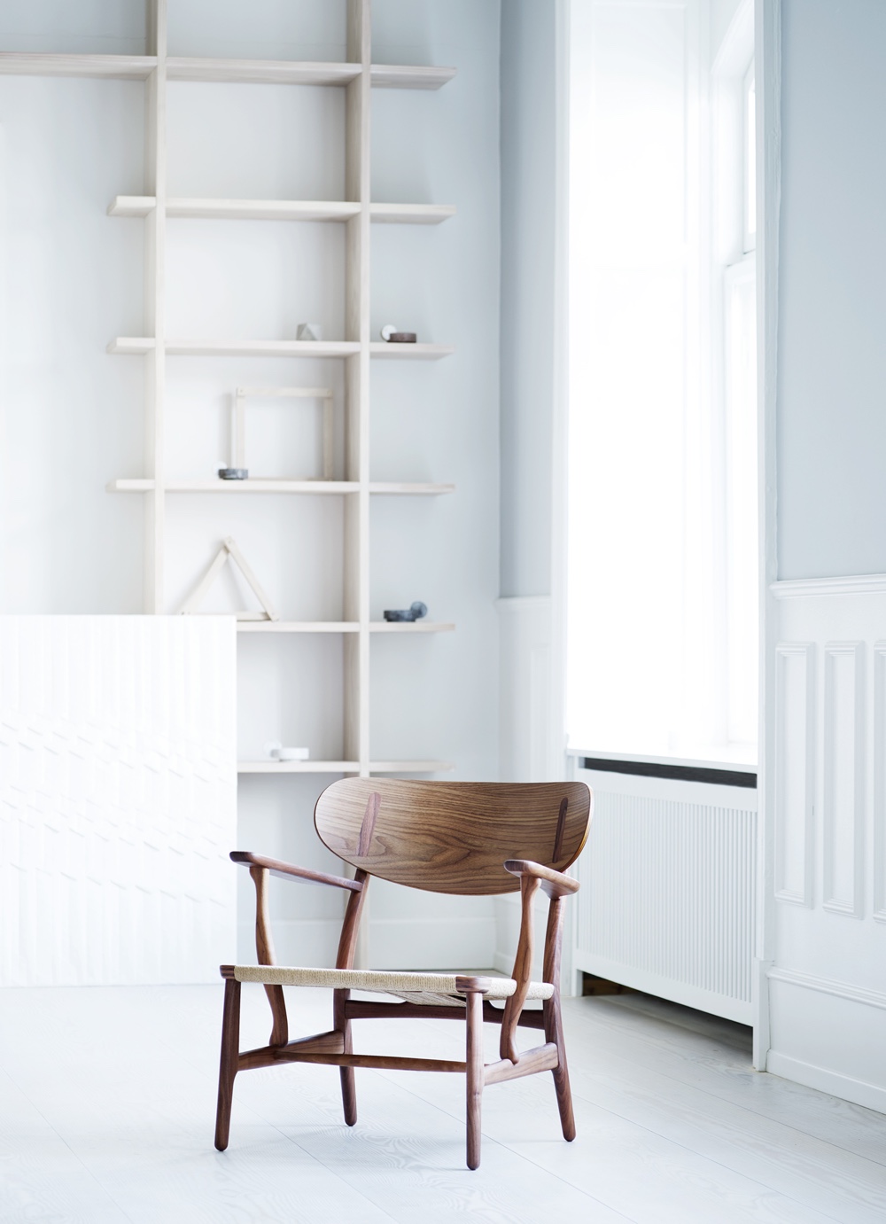 CH22 lounge chair in walnut.