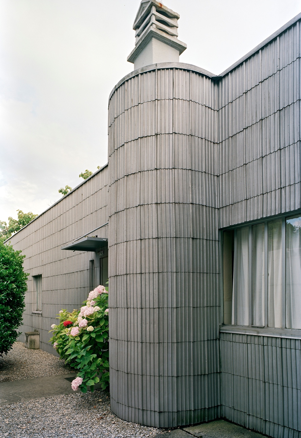 Facade detail at Petite maison au bord du lac Léman. Photo by Oliver Martin-Gambier © FLC/ADAGP.