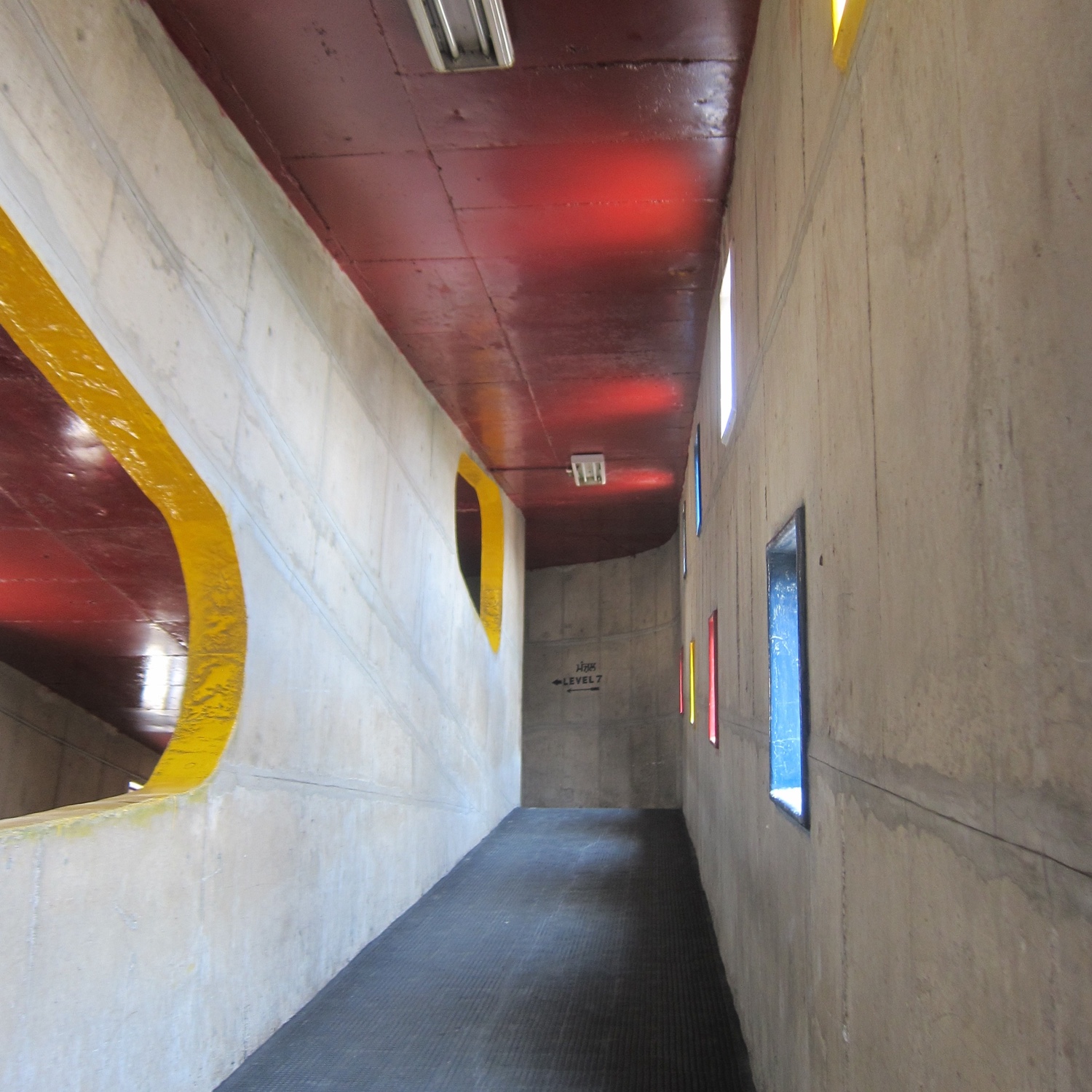 Ramp in the high courtyard, Complexe du Capitole, Chandigarh. Photo by Bénédicte Gandini © FLC/ADAGP.