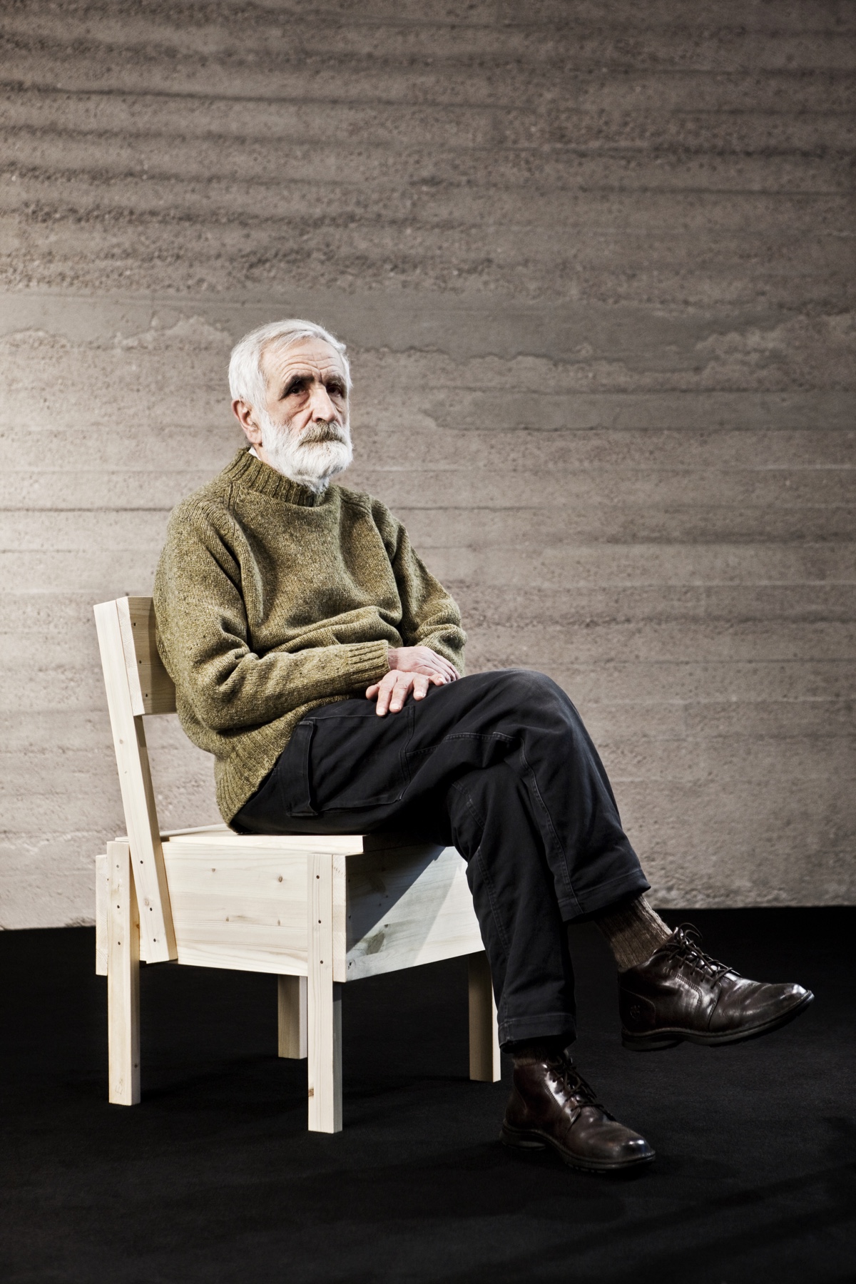 Enzo Mari seated on the Sedia 1.