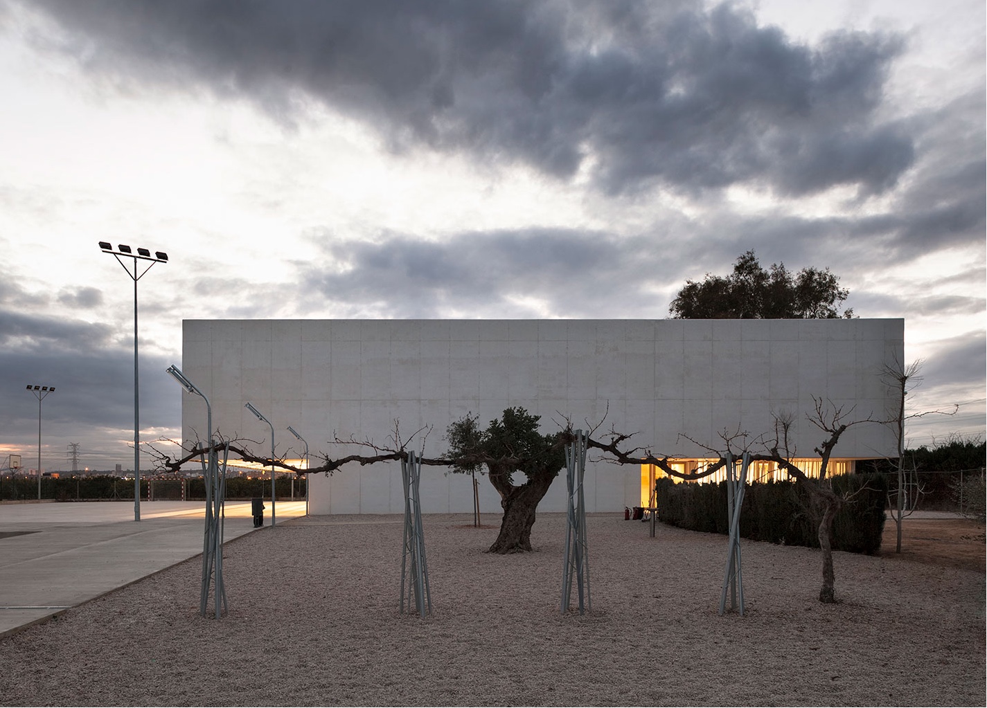 Multipurpose sports hall for Escola Gavina school, was designed by Gradolí & Sanz Arquitectos.