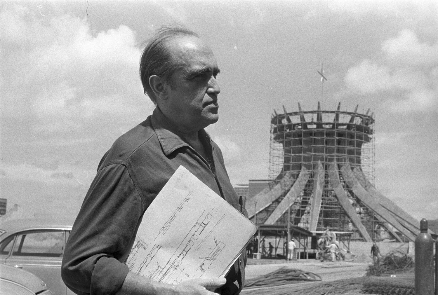 Oscar Niemeyer at the Catedral de Brasília. Photo via CAU/BR.