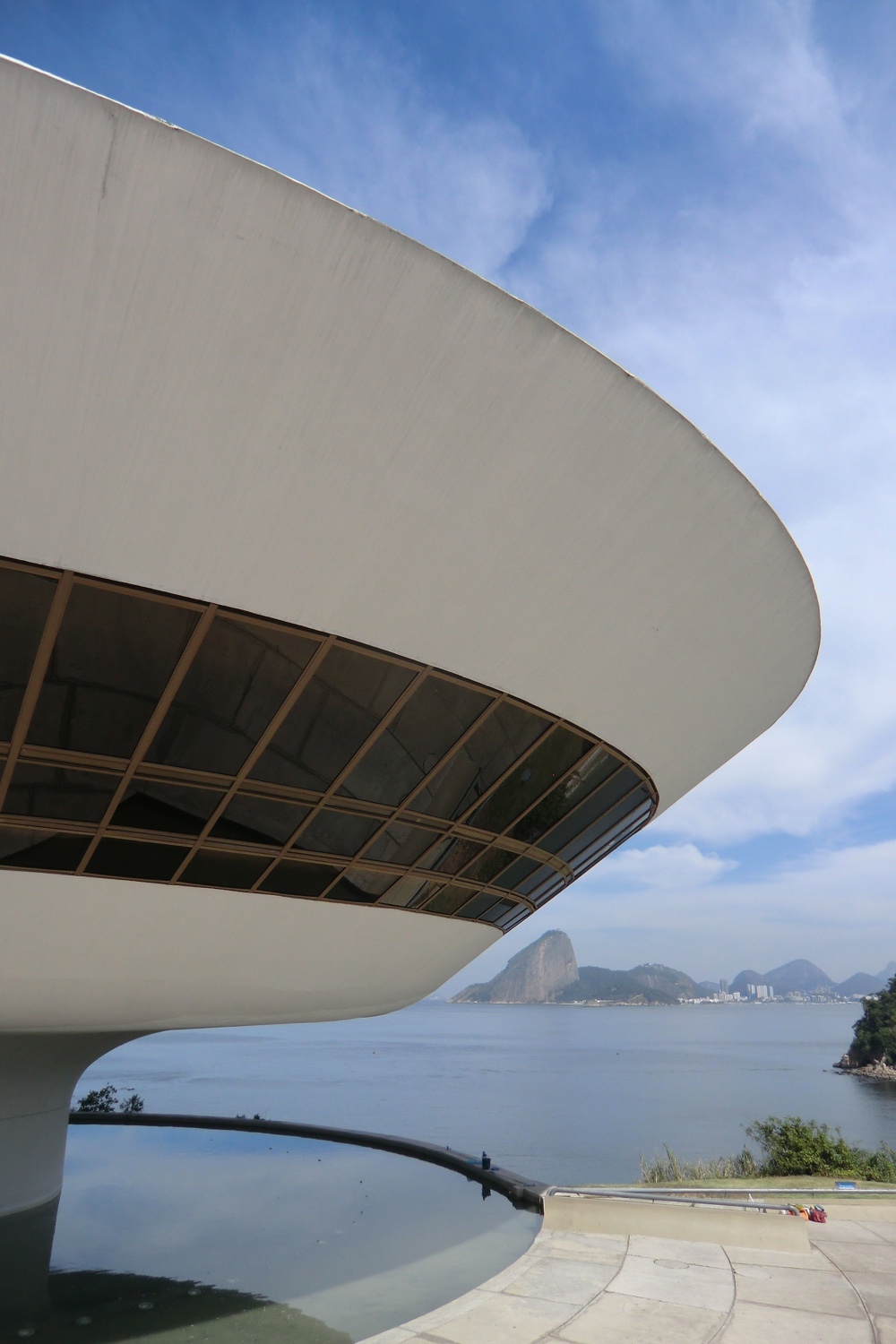 Niterói Contemporary Art Museum view. Photo © Gili Merin via ArchDaily.