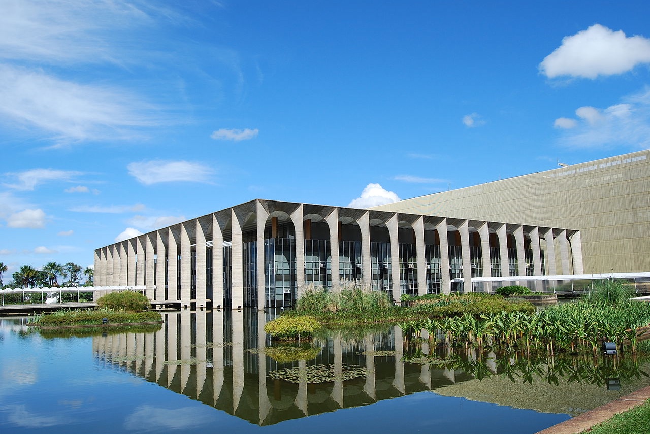 Palácio do Itamaraty, Brasília, Brasil. Photo by A C Moraes via Wikimedia Commons.