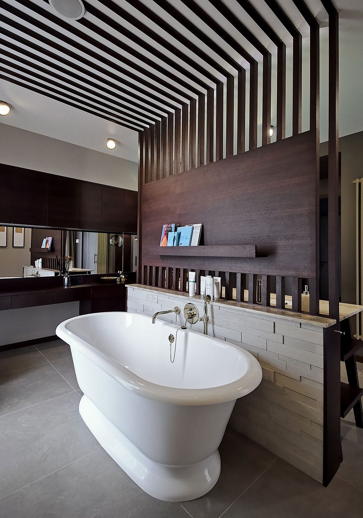 Freestanding bathtub in white