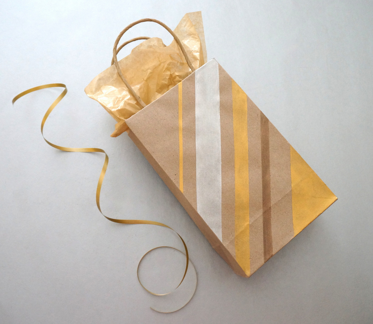 DIY gift bag with stripes