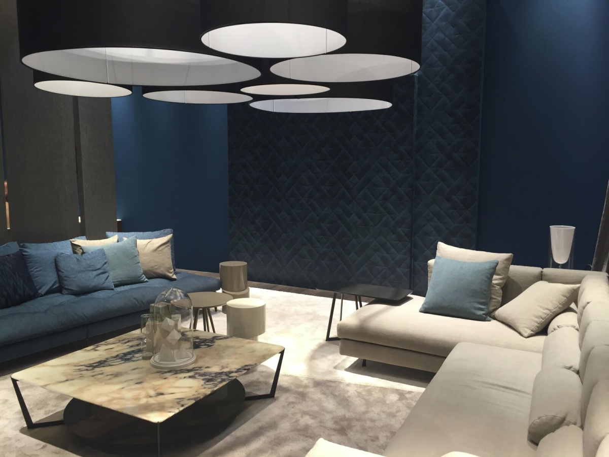 Deep blue meets beige in a modern bedroom
