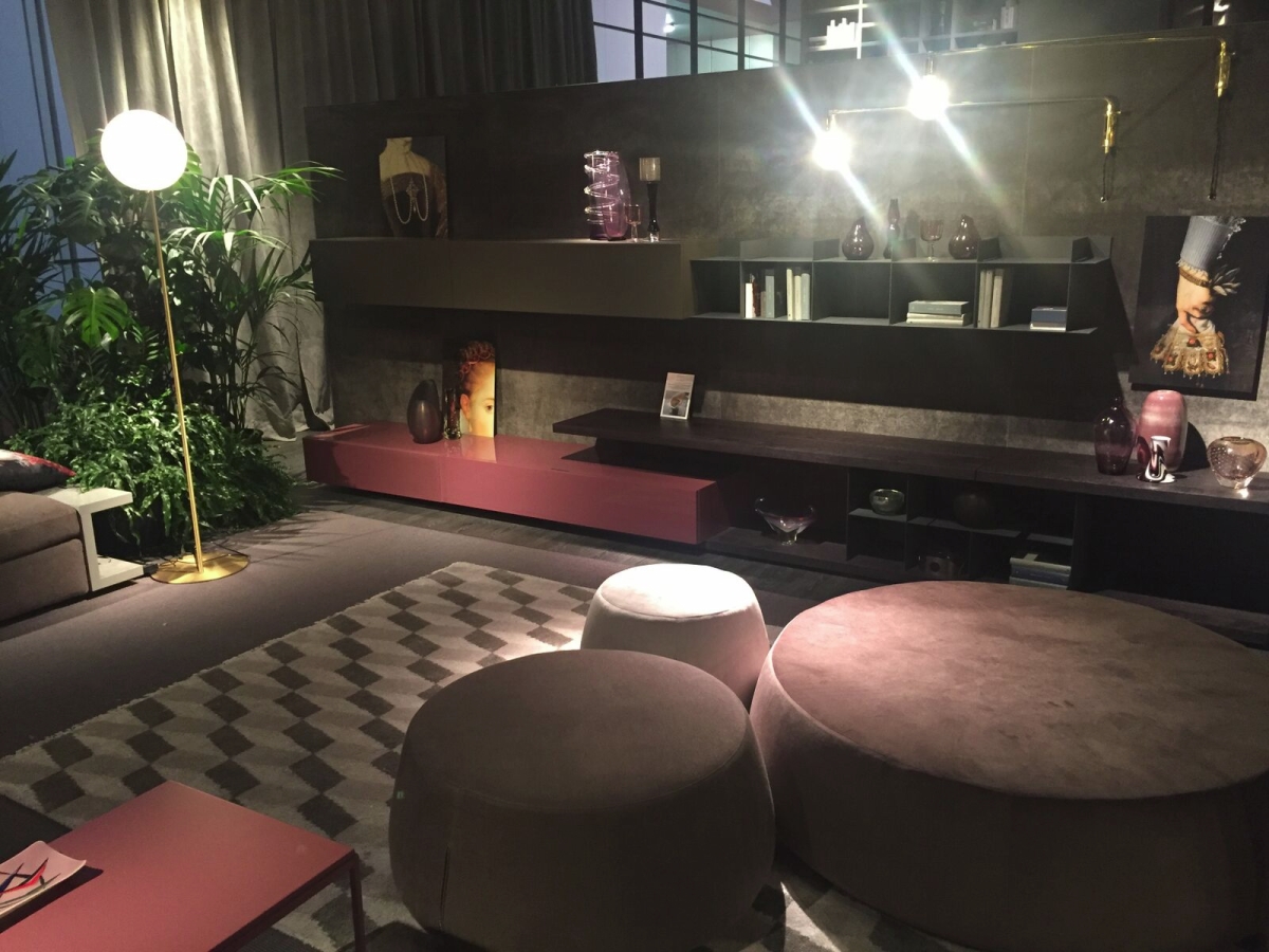 Rosy hues in a grey living room