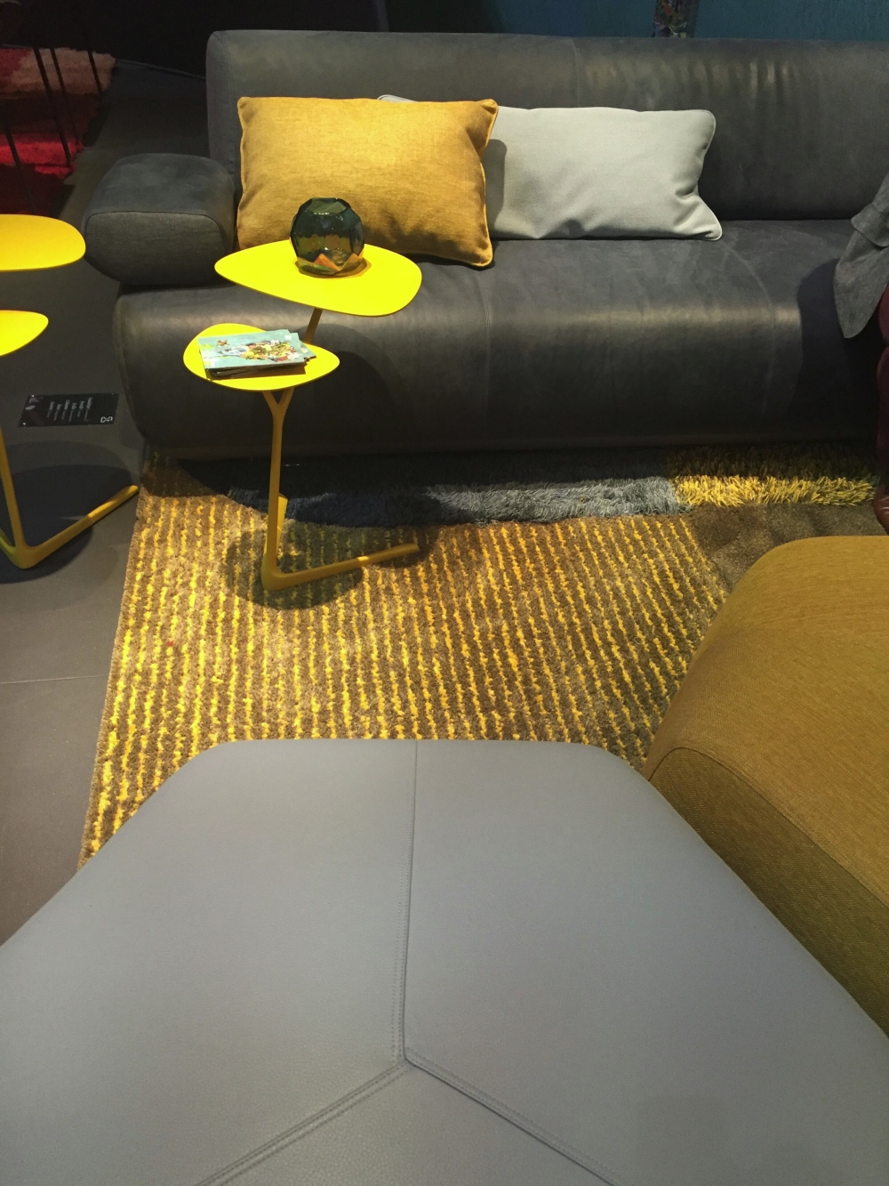 Yellow on gold creates a warm atmosphere